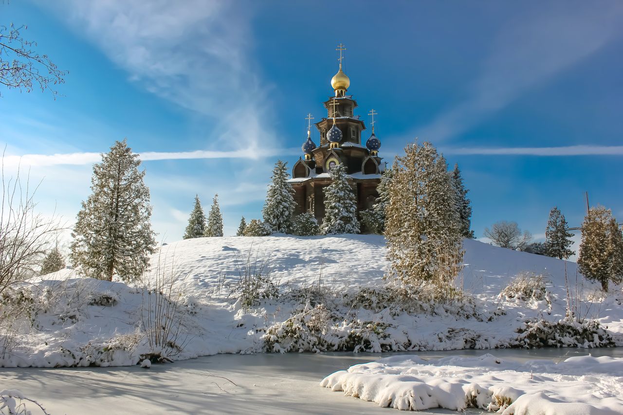 Blick auf die Holzkirche im Muehlenmuseum Gifhorn