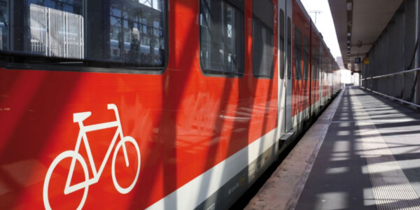 Ein Zug steht an einem Bahngleis