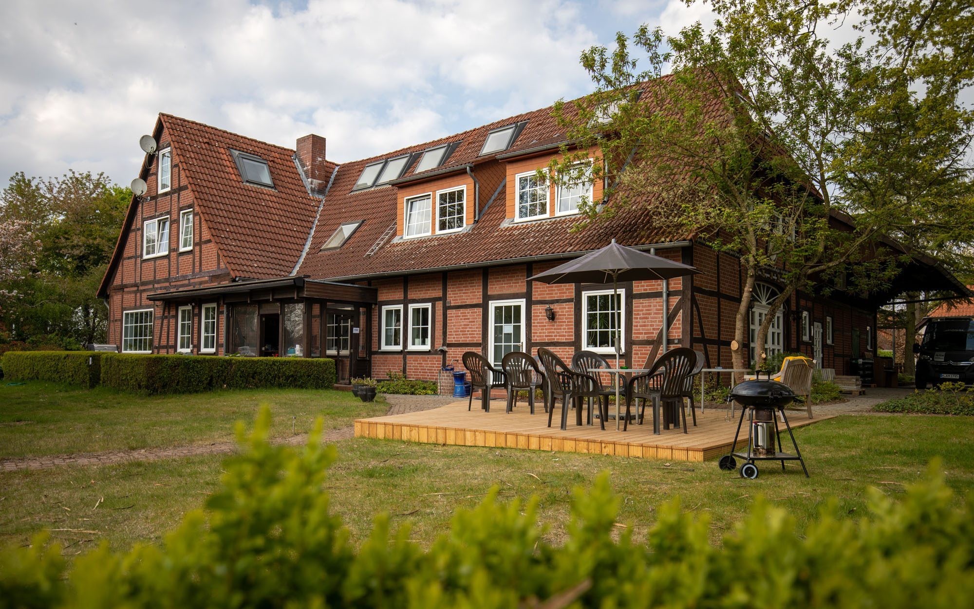 Blick auf das Gästehaus Wedework und den Garten in der Wedemark