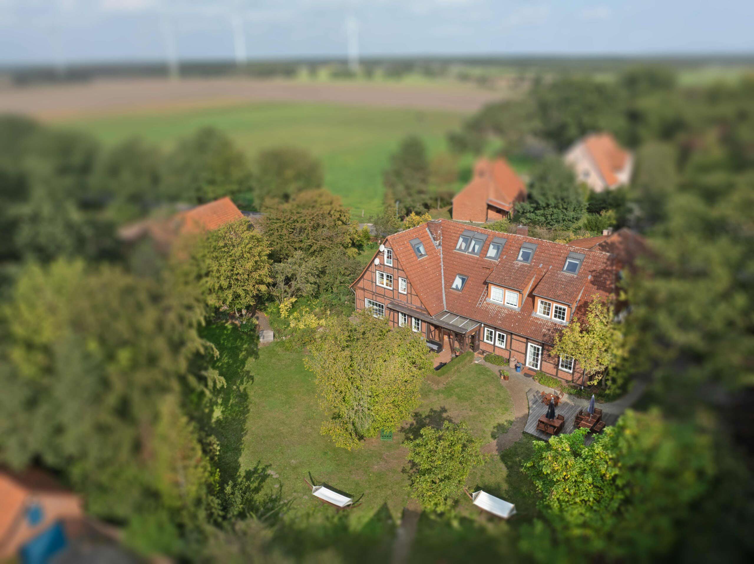 Luftaufnahme vom Gästehaus Wedework und den Garten in der Wedemark